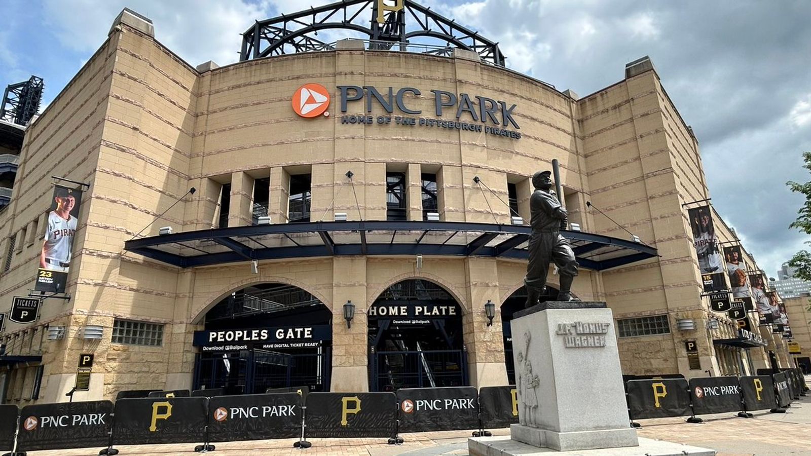 Pirates vs. Cardinals, 6:40 p.m. taken on the North Shore (Live coverage). Photo by JOSE NEGRON / DKPS